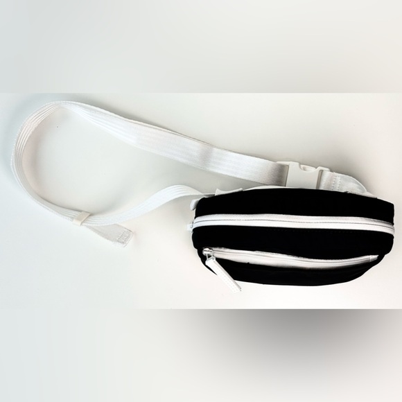 Athleta All About Crossbody Belt Bag Black and White RARE Color Combo EUC - Picture 10 of 10